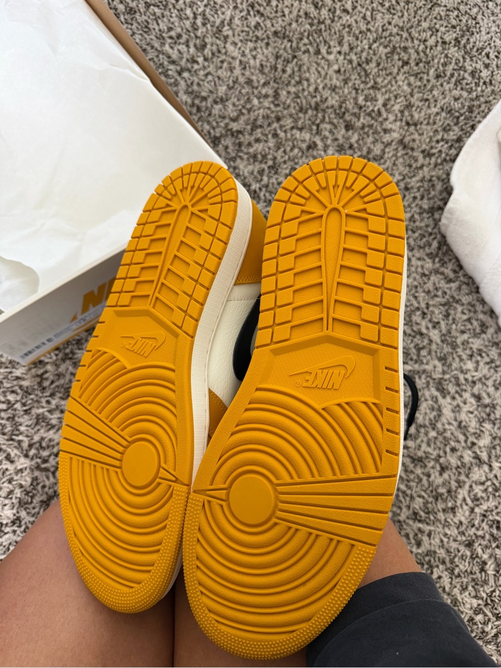 NIB Air Jordan 1 retro high OG ‘yellow ochre’ - Picture 4 of 6